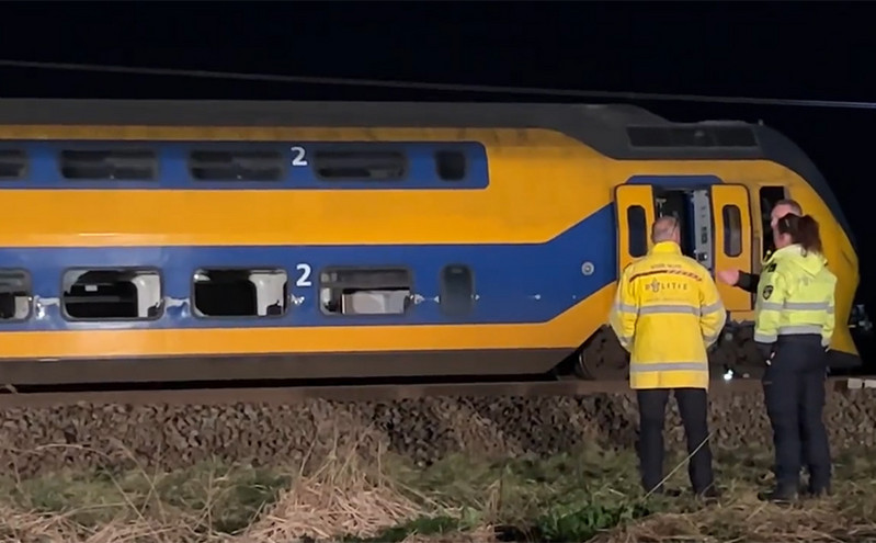 Ένας νεκρός, 30 τραυματίες από τον εκτροχιασμό τρένου στην Ολλανδία