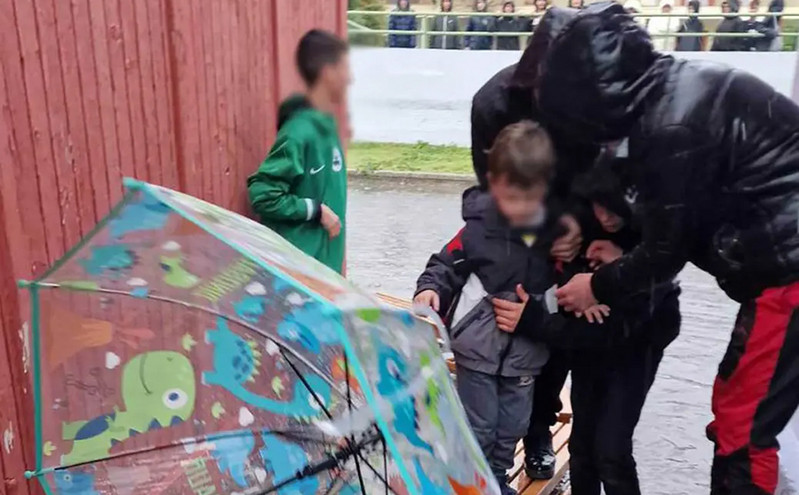 Απίστευτες εικόνες στα Τρίκαλα: Έφτιαξαν γέφυρα με πάγκους για να βγάλουν τα νήπια από το σχολείο