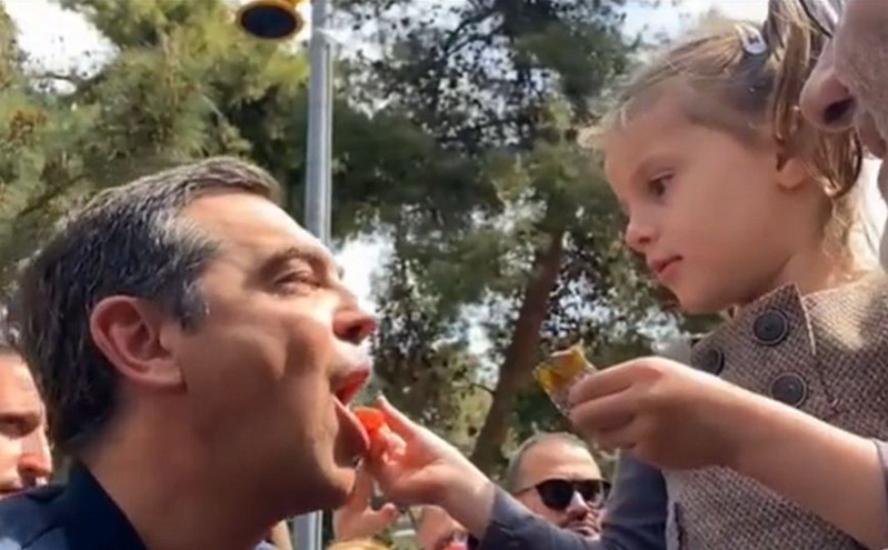Το παραπονιάρικο κορίτσι που έδωσε «την πιο γλυκιά καραμέλα» στον Αλέξη Τσίπρα