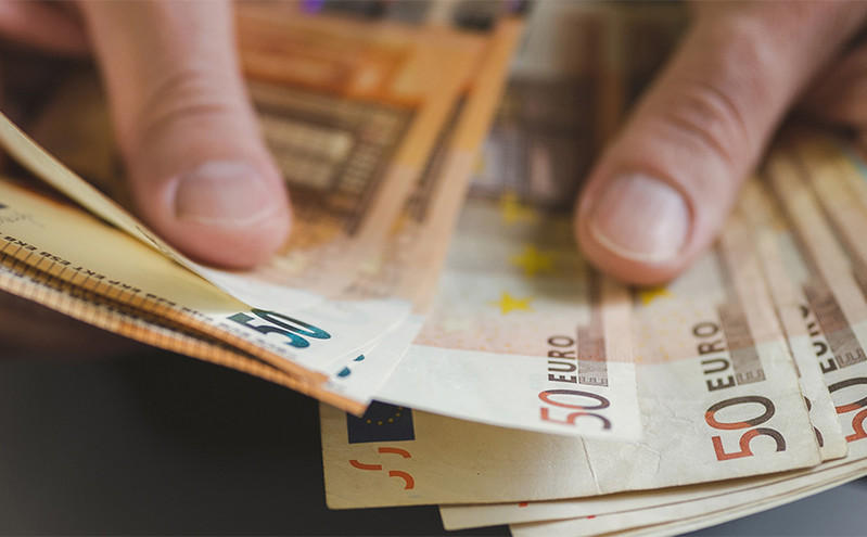 Οικονομικό νομοσχέδιο: Πόσα κερδίζουν οι οικογένειες με παιδιά και οι δημόσιοι υπάλληλοι