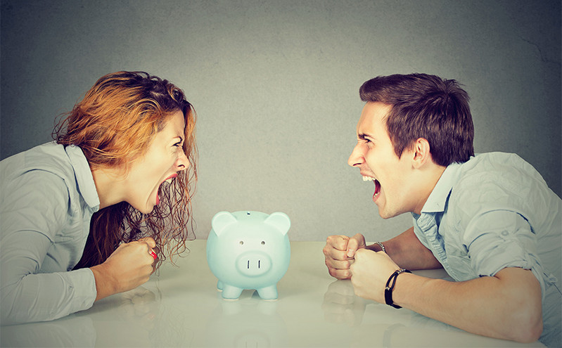 Το λάθος με τα χρήματα που κάνουν τα ζευγάρια και μπορεί να βλάψει τον γάμο τους