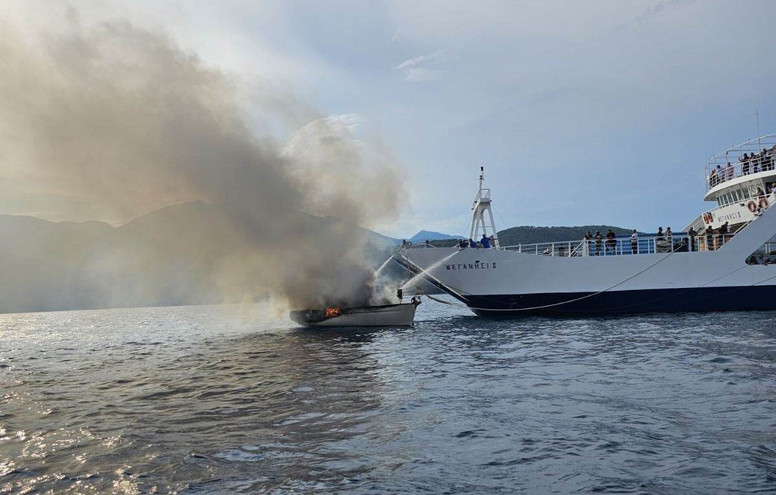 Φωτιά σε σκάφος στη Λευκάδα &#8211; Πήδηξαν στη θάλασσα οι επιβαίνοντες