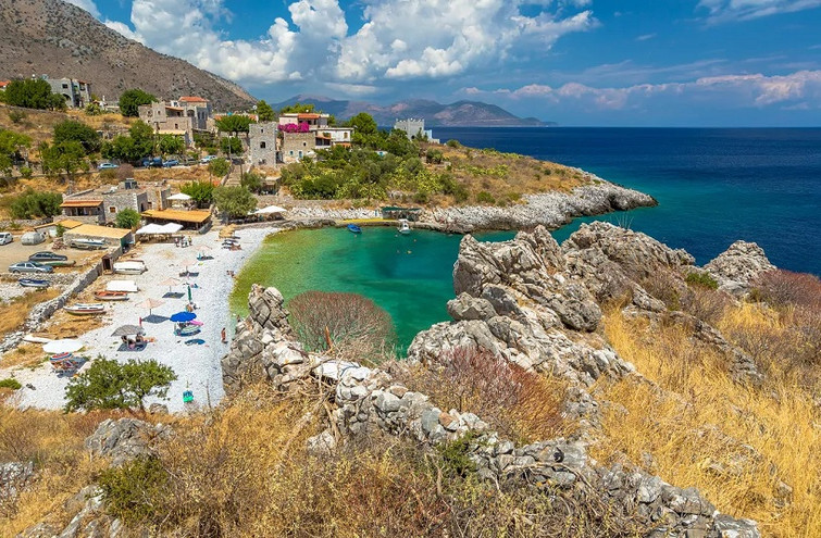 Το χωριό στη Μάνη με τις ήσυχες παραλίες που θυμίζει καρτ ποστάλ