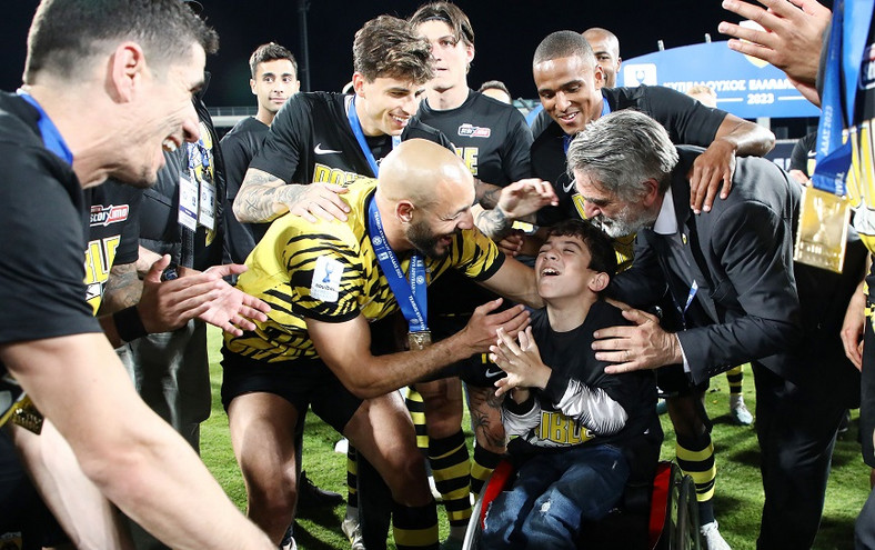 ΑΕΚ: Οι παίκτες της γιόρτασαν το Κύπελλο με μικρό φίλο του ΠΑΟΚ με αναπηρία