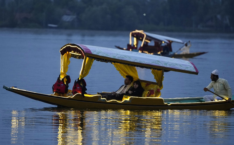 Τουλάχιστον τέσσερα άτομα πνίγηκαν σε ανατροπή πλοιαρίου στον ποταμό Γάγγη