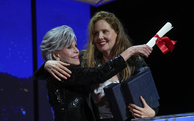 Η Τζέιν Φόντα πέταξε το βραβείο του Χρυσού Φοίνικα στο κεφάλι της νικήτριας &#8211; Το «επεισόδιο» στις Κάννες