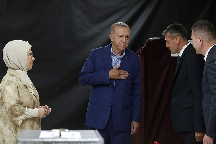Νικητής ο Ερντογάν με 51,8% έναντι 48,2% του Κιλιτσντάρογλου με καταμετρημένο το 99% των ψήφων