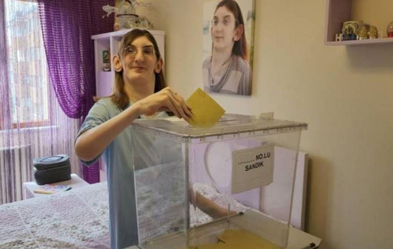 Τουρκία: Ψήφισε η ψηλότερη γυναίκα στον κόσμο &#8211; Η 26χρονη Ρουμεΐσα Γκελγκί έχει ύψος 2 μέτρα και 15 εκατοστά