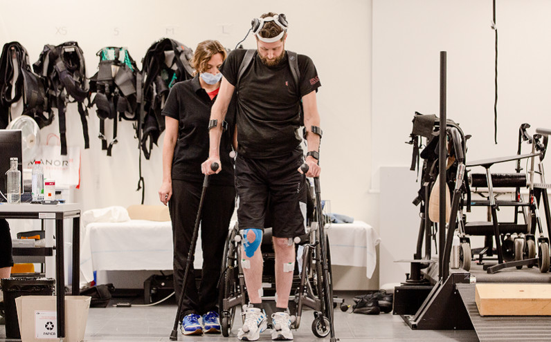 Συσκευή βοήθησε παράλυτο ασθενή να περπατήσει, αν και ήταν απενεργοποιημένη