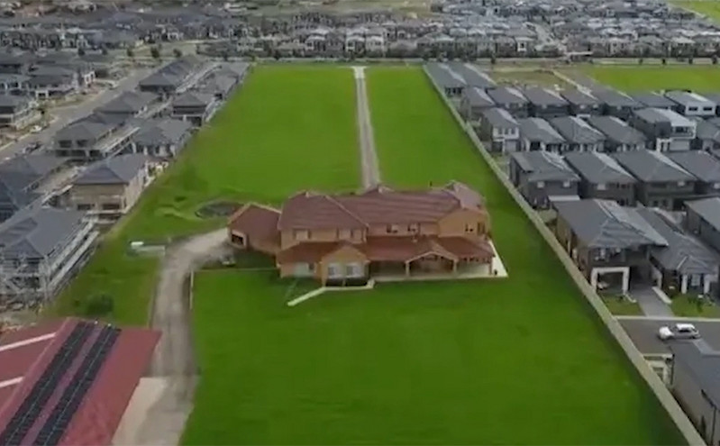 Η οικογένεια που απέρριψε μια προσφορά 50 εκατομμυρίων από εργολάβο και η εικόνα του σπιτιού που έγινε viral