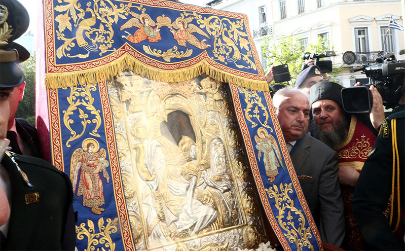 Πλήθος πιστών στη Μητρόπολη Αθηνών για την εικόνα της Παναγίας «Άξιoν Εστί»