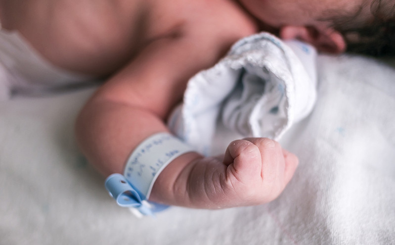 Γεννήθηκε το πρώτο μωρό στο Ηνωμένο Βασίλειο με DNA από τρία άτομα