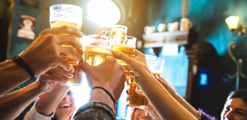 Κατανάλωση αλκοόλ στην ΕΕ: Οι Ευρωπαίοι γενικώς το «τσούζουν» &#8211; Ποιοι πίνουν περισσότερο;