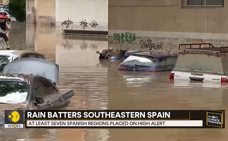 Κατακλυσμιαίες βροχές μετά την έντονη ξηρασία στην Ισπανία: Οι δρόμοι μετατράπηκαν σε ποτάμια