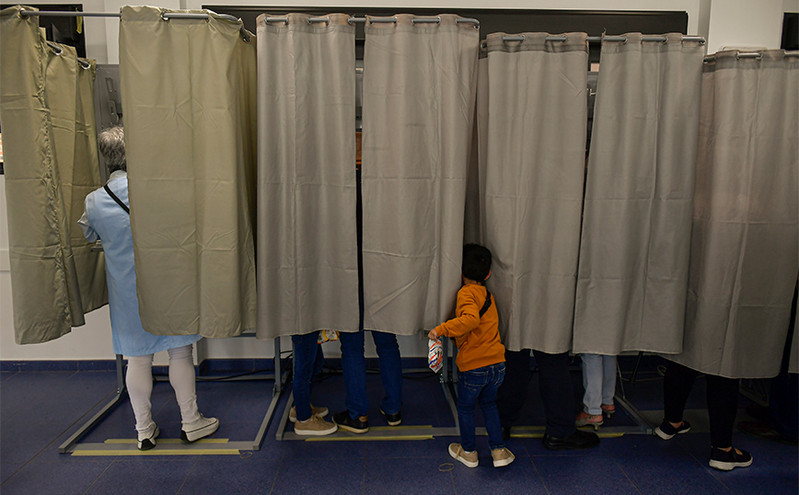 Πολύ βαριά ήττα για τον Πέδρο Σάντσεθ στις δημοτικές και περιφερειακές εκλογές στην Ισπανία