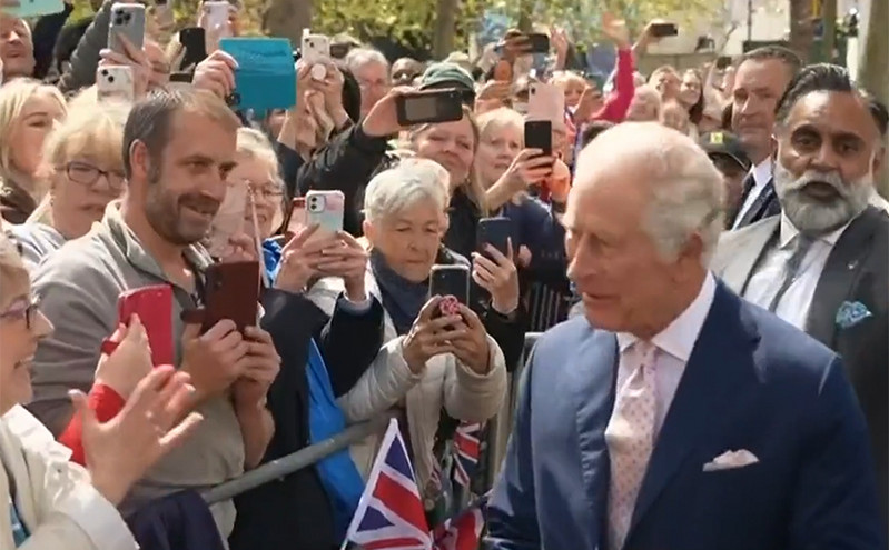 Βασιλιάς Κάρολος και πρίγκιπας Ουίλιαμ βγήκαν στη λεωφόρο που οδηγεί στο Μπάκιγχαμ και χαιρέτησαν τα πλήθη
