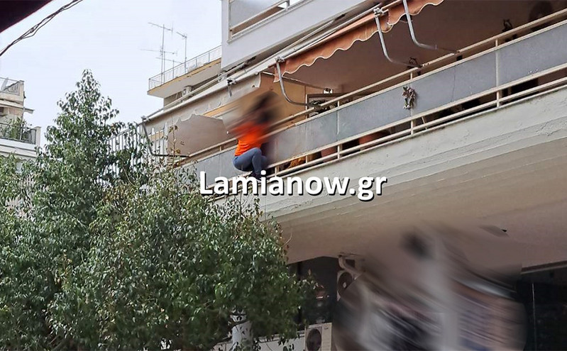 Συναγερμός στο κέντρο της Λαμίας: Γυναίκα απειλούσε να πέσει από το μπαλκόνι της