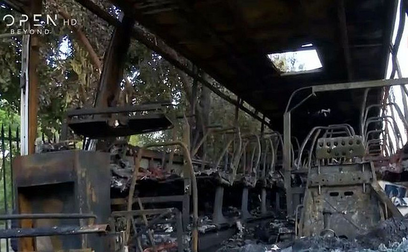 Επεισόδια με μολότοφ έξω από την Γεωπονική Σχολή &#8211; Κάηκαν ολοσχερώς δύο τουριστικά λεωφορεία