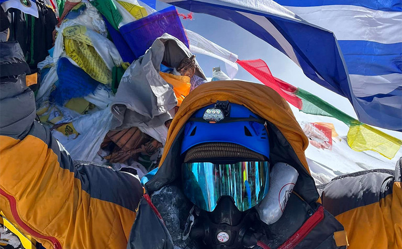 Ο ορειβάτης Μάριος Γιαννάκου κατέκτησε την κορυφή του Έβερεστ και αφιέρωσε την προσπάθειά του στην Ελλάδα