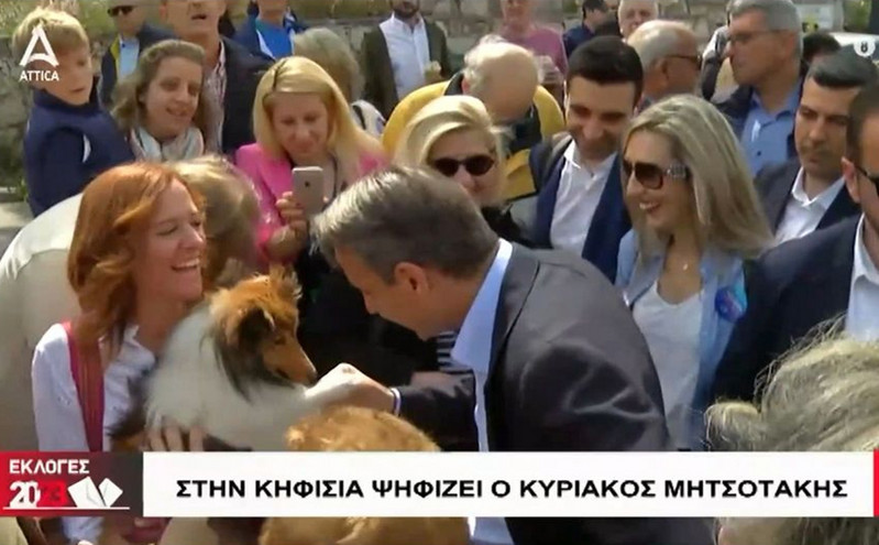 Εκλογές 2023: Η στιγμή που ο Κυριάκος Μητσοτάκης κάνει χειραψία με έναν σκύλο