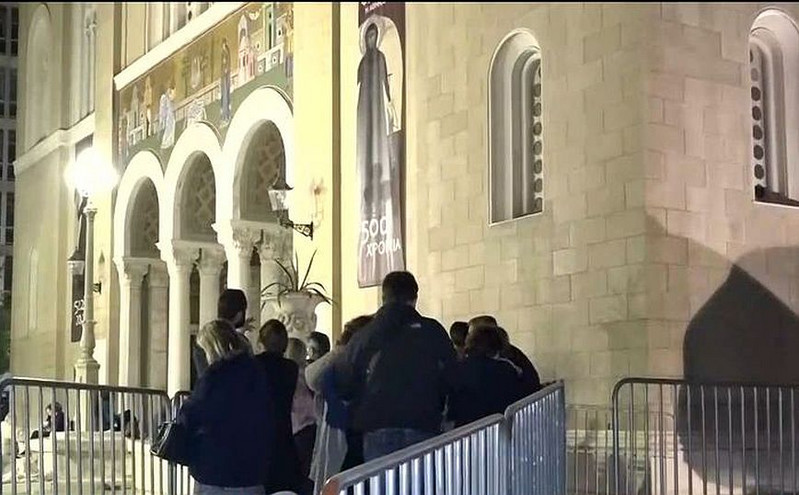 Ουρές από τα ξημερώματα για την εικόνα της Παναγίας του «Άξιον Εστί» από το Άγιο Όρος