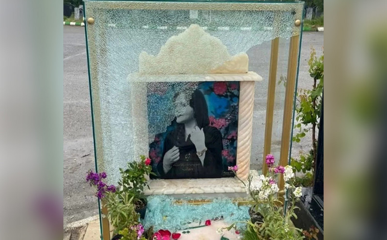 Βεβήλωσαν τον τάφο της Μαχσά Αμινί: Έσπασαν το τζάμι της φωτογραφίας πάνω στο μνήμα