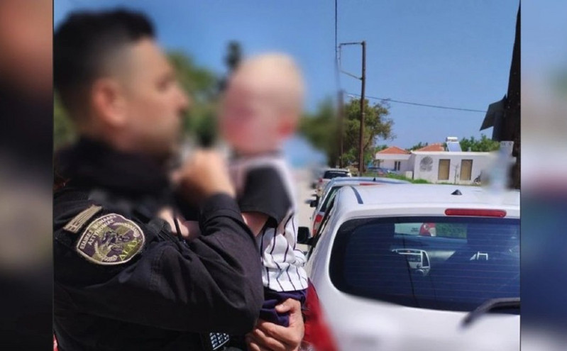 Αστυνομικός κρατά στην αγκαλιά του μωρό που απεγκλώβισε: Το άφησαν οι γονείς του στο αυτοκίνητο και πήγαν για ψώνια