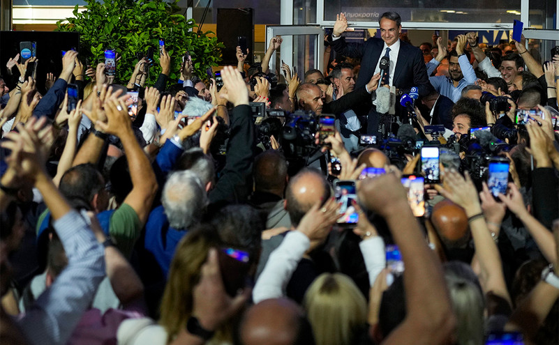 Ο θρίαμβος της Νέας Δημοκρατίας και οι πανηγυρισμοί στην Πειραιώς μέσα από τον φωτογραφικό φακό του Associated Press
