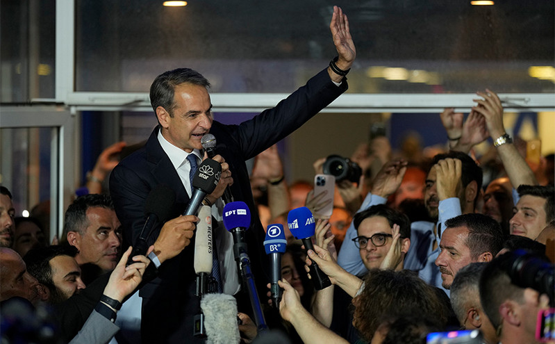 Με το βλέμμα στραμμένο στον «θρίαμβο του Μητσοτάκη» τα ιταλικά μέσα: «Θα είναι ένας γαλάζιος απόλυτος κυρίαρχος»