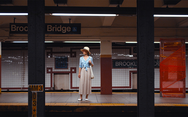 Το μπλουζάκι του… μετρό: Το νέο φαινόμενο με τις γυναίκες που προσπαθούν να αποφύγουν τους περίεργους