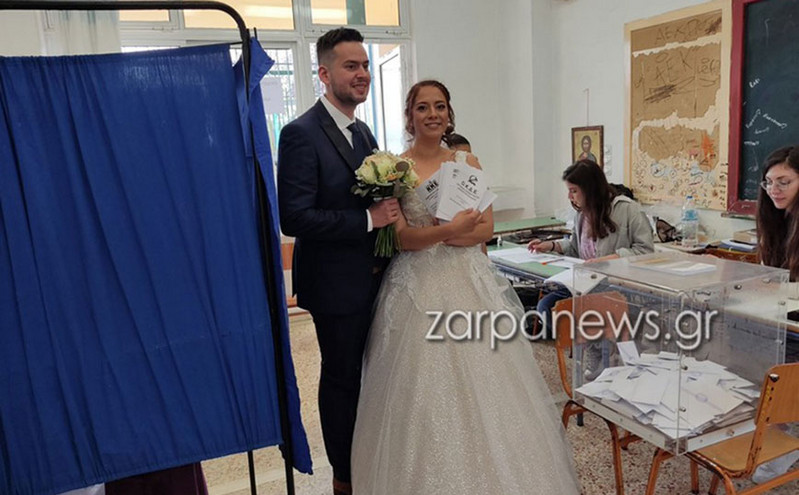 Εκλογές 2023 &#8211; Από την εκκλησία στην κάλπη: Νύφη και γαμπρός στα Χανιά πήγαν να ψηφίσουν μετά τον γάμο