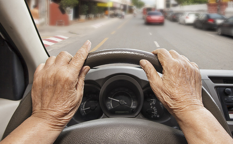Πόσο&#8230; παππούς επιτρέπεται να είσαι πίσω από το τιμόνι;  &#8211; Τα θέματα ασφάλειας και το ηλικιακό όριο