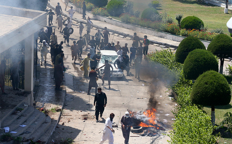 Ο στρατός βγήκε στους δρόμους του Πακιστάν &#8211; Συνελήφθησαν μέλη του κόμματος του Ίμραν Χαν