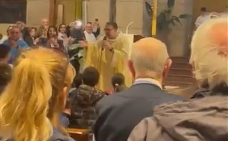 Ιερέας έκανε την εκκλησία στη Νάπολι&#8230; πέταλο, φωνάζοντας σύνθημα με τους πιστούς την ώρα της λειτουργίας