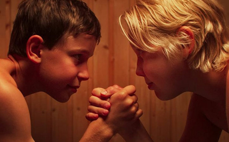 «Αγόρια στο Ντους»: Τι απαντά ο σκηνοθέτης της ταινίας για τις αντιδράσεις στην Ελλάδα – «Χωρίς καμία λογική οι ισχυρισμοί»