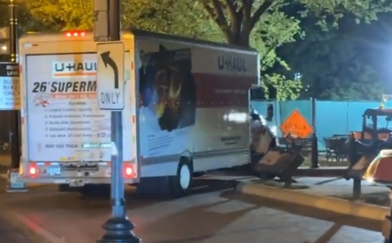 Συναγερμός στην Ουάσινγκτον: Φορτηγό έπεσε πάνω σε μπάρες ασφαλείας κοντά στον Λευκό Οίκο