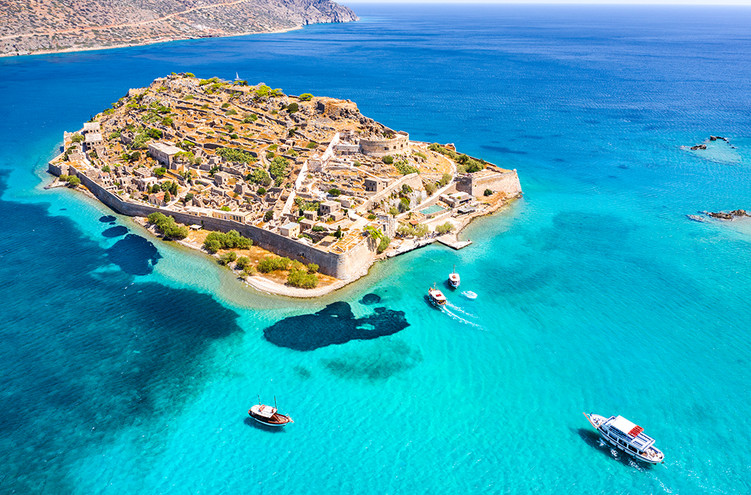 Σπιναλόγκα: Το νησάκι στην Κρήτη που έχει συνδεθεί με την απομόνωση και το θάνατο