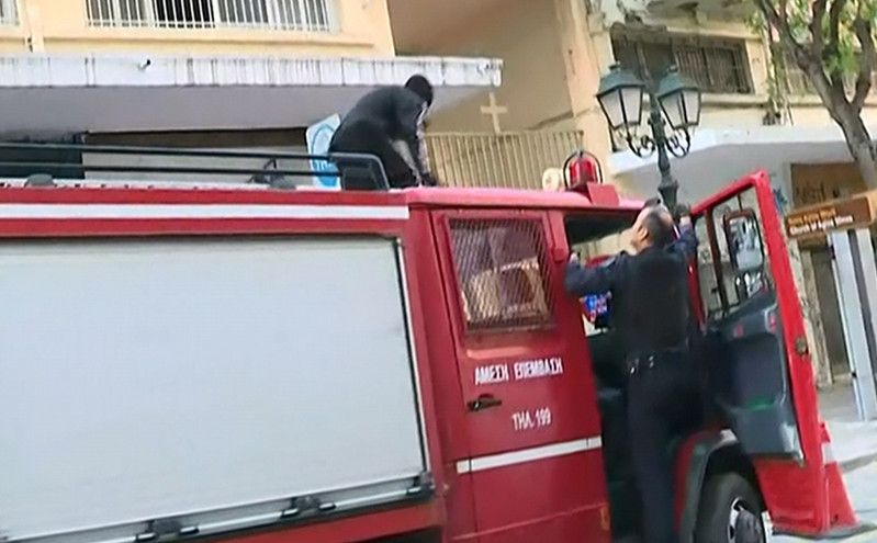 Τρελή καταδίωξη κουκουλοφόρων στη Θεσσαλονίκη: Πήδηξε στην οροφή πυροσβεστικού, φάνηκε ότι παραδόθηκε αλλά άρχισε να τρέχει
