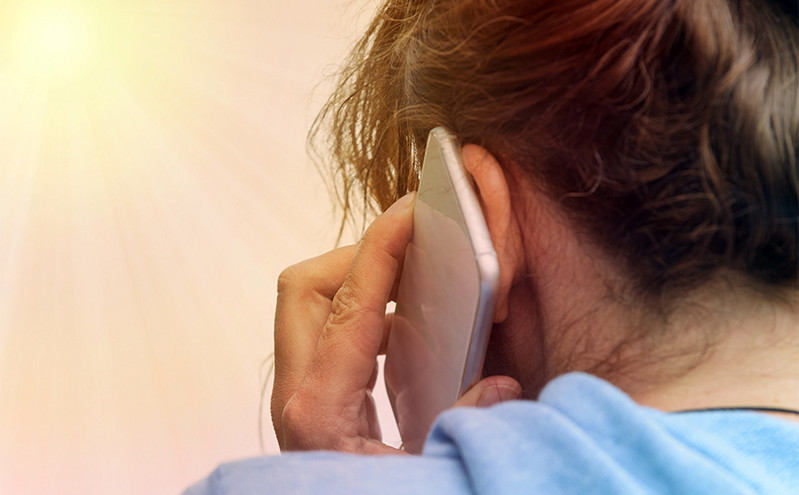 SOS από τους επιστήμονες για τα τηλεφωνήματα στο κινητό: «Αυξάνουν την πίεση &#8211; Μη μιλάτε πάνω από 30 λεπτά την εβδομάδα»