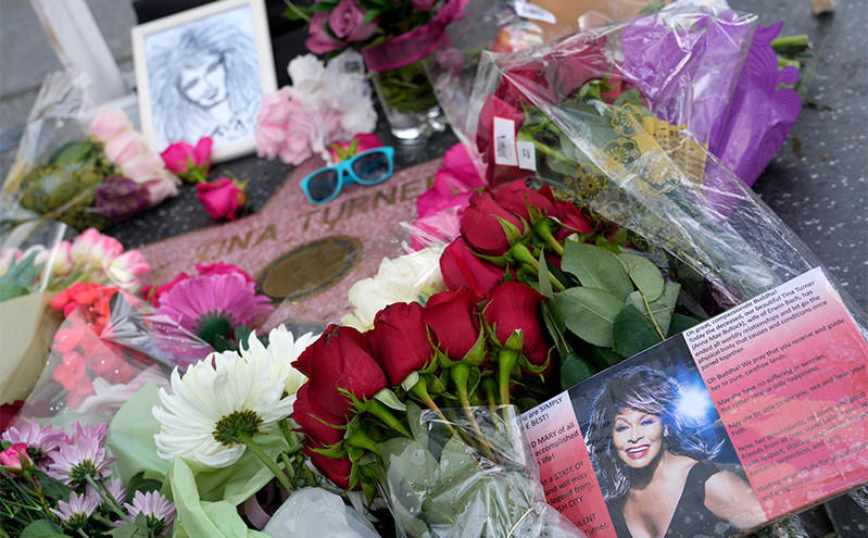 Λουλούδια και σημειώματα στο αστέρι της Τίνα Τέρνερ στη λεωφόρο Δόξας στο Χόλιγουντ