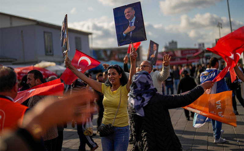 Εκλογές στην Τουρκία: Ο Κιλιτσντάρογλου προσπαθεί να κερδίσει τις νοικοκυρές, εκείνες προτιμούν τον Ερντογάν