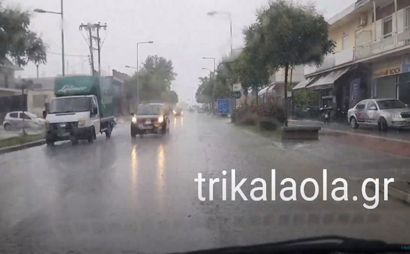 «Ποτάμια» οι δρόμοι στα Τρίκαλα μετά από ισχυρή καταιγίδα