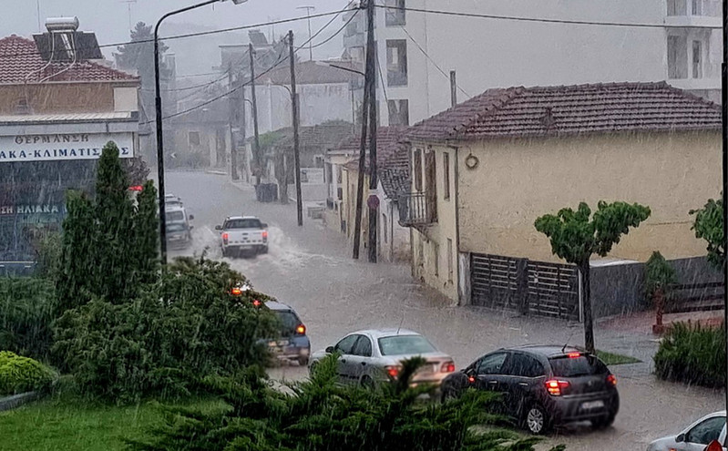 Πλημμύρησαν τα Τρίκαλα &#8211; Κεντρικοί δρόμοι έκλεισαν πριν γίνουν πλωτοί