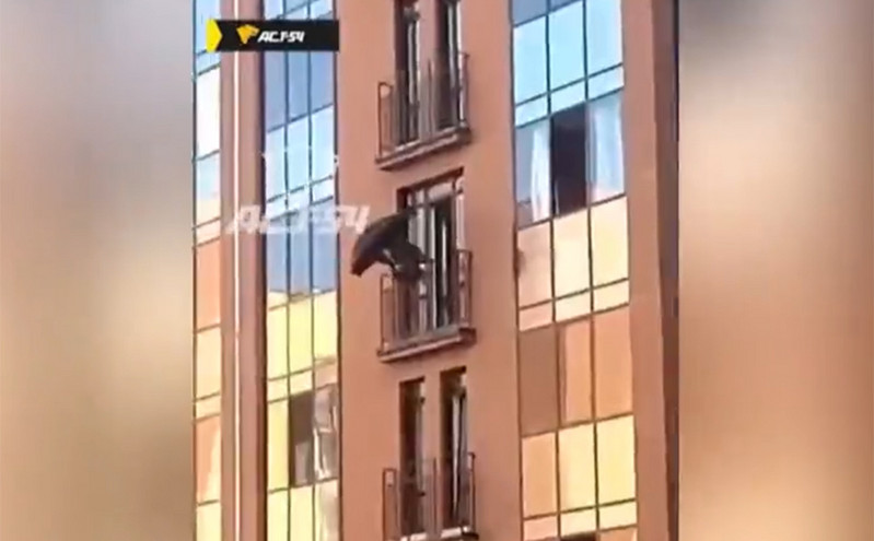 Μεθυσμένος άρπαξε ομπρέλα και πήδηξε από τον 8ο όροφο πολυκατοικίας στη Ρωσία