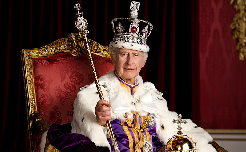 Ο βασιλιάς Κάρολος ίσως «παραιτηθεί και παραδώσει το στέμμα στον Ουίλιαμ και την Κέιτ», λέει ειδικός σε βασιλικά θέματα