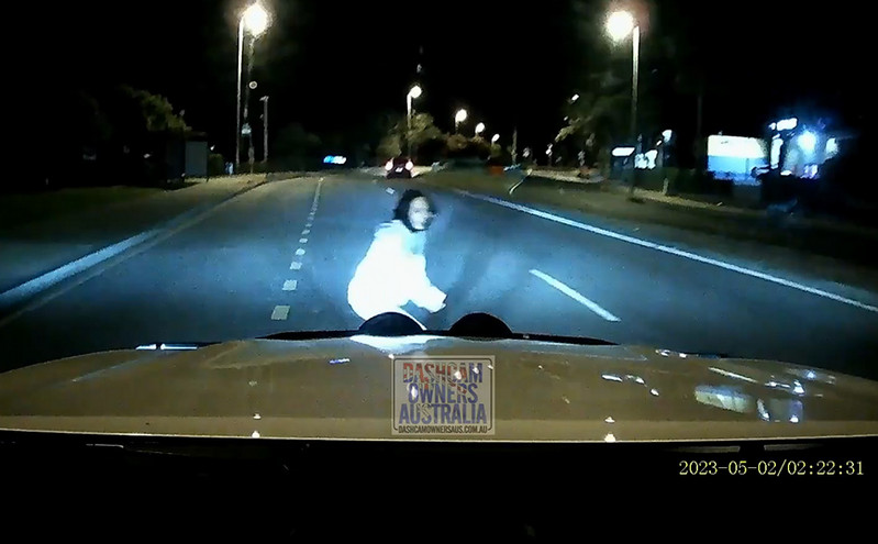 Παράξενο περιστατικό με γυναίκα που πηδά μπροστά από αυτοκίνητο που κινείται &#8211; Η κάμερα τα κατέγραψε όλα