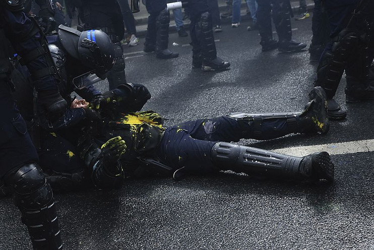Γαλλία: Τουλάχιστον 108 αστυνομικοί τραυματίες στις διαδηλώσεις της Πρωτομαγιάς