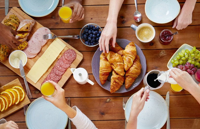 5 επιλογές για πρωινό που προσθέτουν πόντους στη μέση σας
