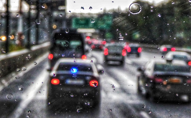 Κίνηση τώρα στους δρόμους της Αθήνας από την καταρρακτώδη βροχή