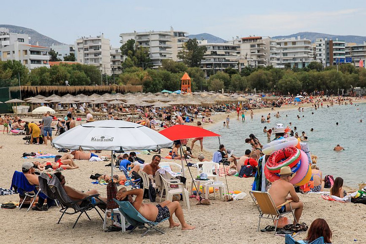 Αττική: Ξεχύθηκαν στις παραλίες οι Αθηναίοι &#8211; Οι παραλίες γέμισαν από λουόμενους